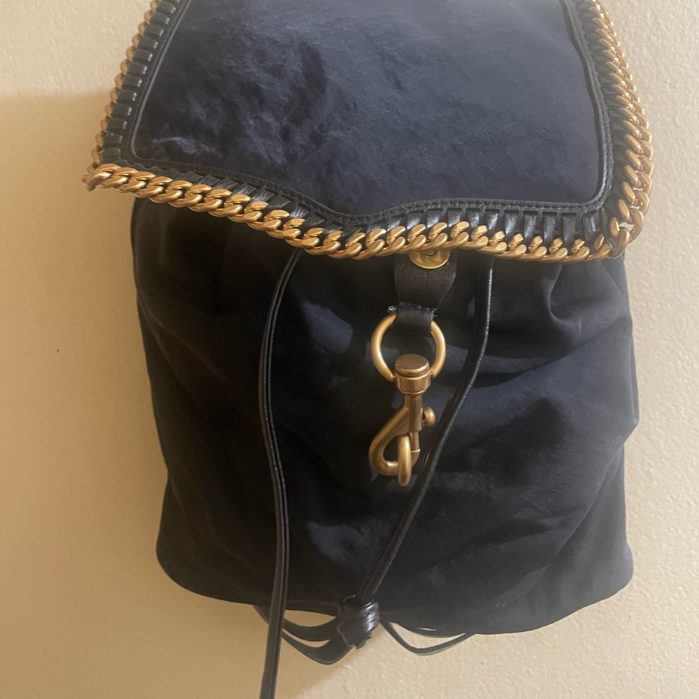 Top handle, 3" drop
Adjustable shoulder straps, 16"-19" drop
11"W x 14"H x 5.5"D